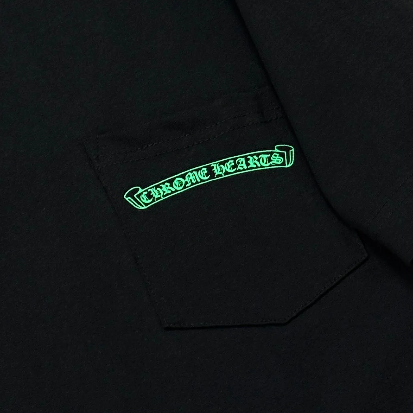 P180 Chrome Hearts Chrome Hearts 25 high-end versions. The fabric is made of 300 grams of high-density pure cotton. It does not deform or shrink. It has three labels. It is the same style for men and women. Technology: suede foaming + digital printing. Color: white, black. SIZE: S-XL.
